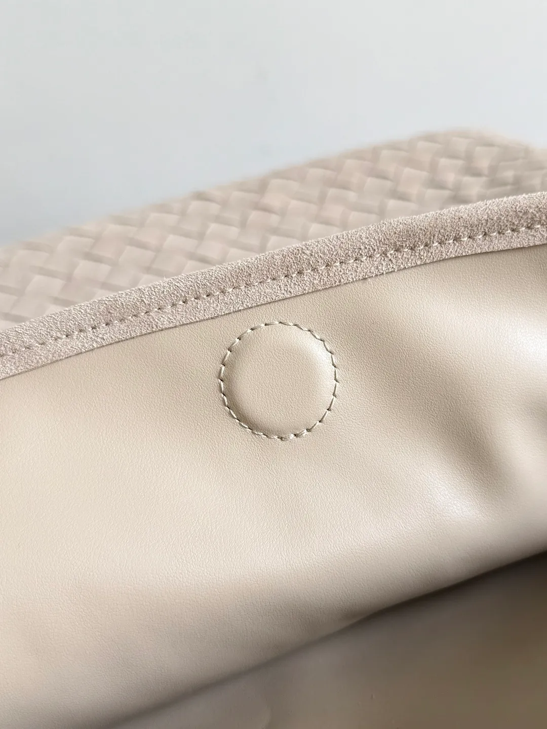 Batch 2160 Recently, I seem to be obsessed with this bag from BV~ The new Hop is really not too beautiful. The whole bag has no seams. The bag body and handles are made of one piece of leather. It embodies the style and essence of Bottega Veneta. It truly represents craftsmanship and creativity. The large size has a very loose and lazy upper body. Big bag lovers will definitely not regret buying it. Style number: 763970 Size: 53*24*13